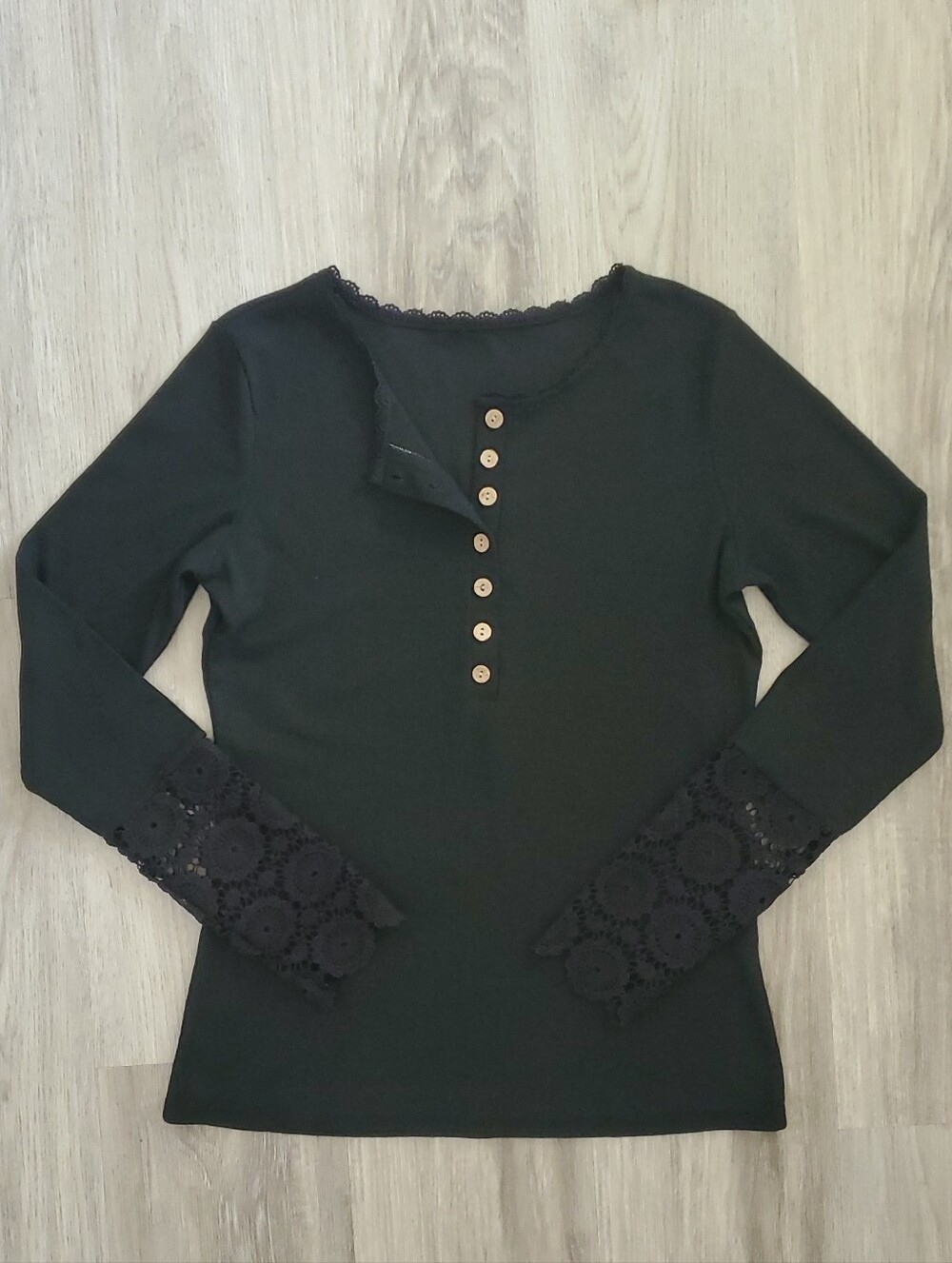 🌟2/$20🌟 Black Crochet Lace-Cuff Long Sleeve Button Henley Top - M